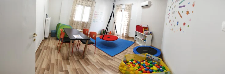Πανοραμική άποψη αίθουσας αισθητηριακής ολοκλήρωσης με κούνια, τραμπολίνο και μπαλοπισίνα