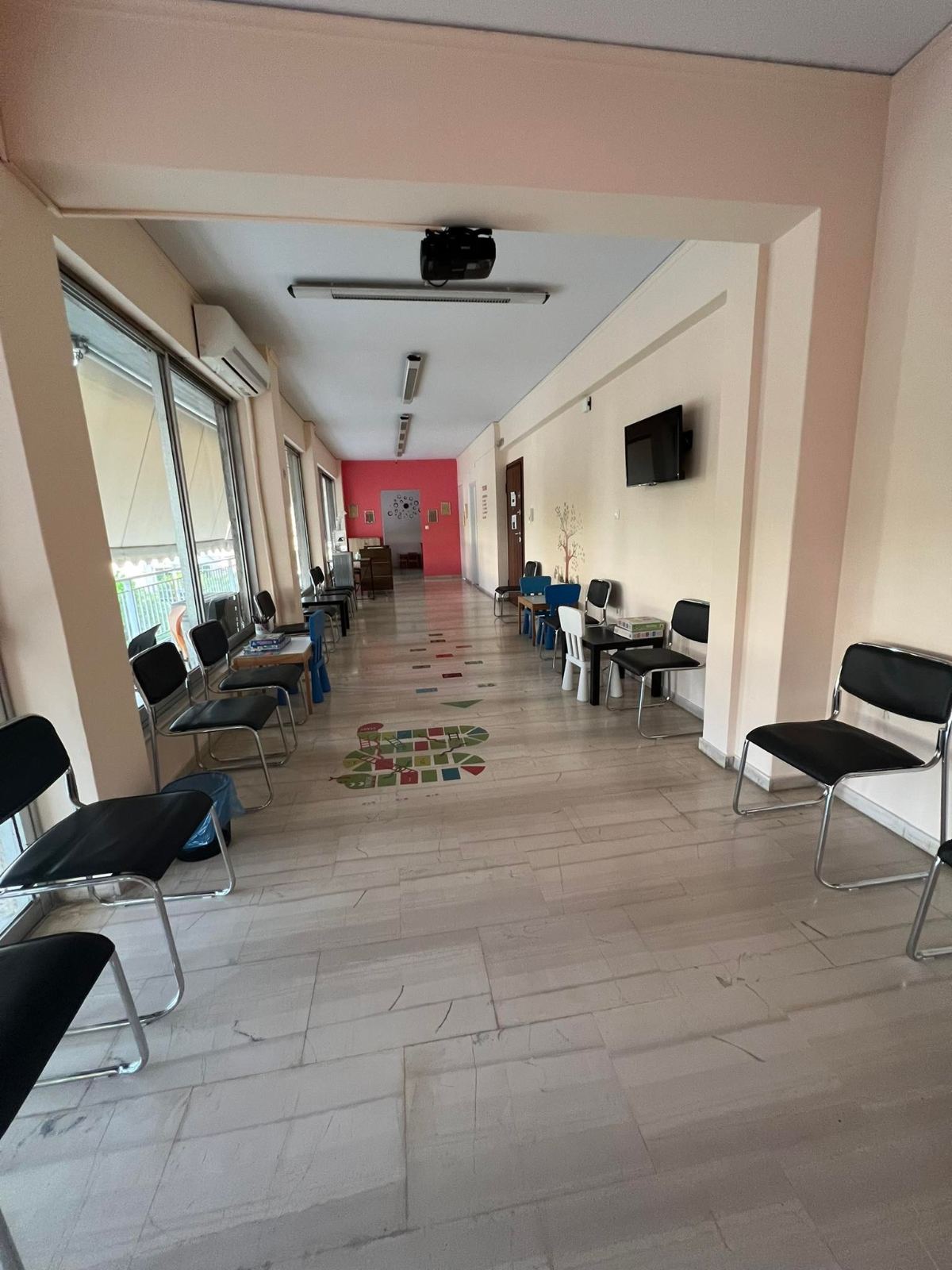 Χώρος αναμονής με καθίσματα και παιχνίδι δαπέδου