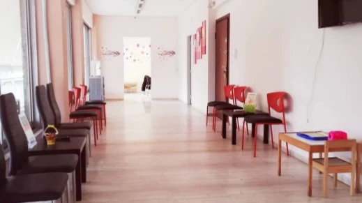 Χώρος αναμονής με σειρές καθισμάτων
